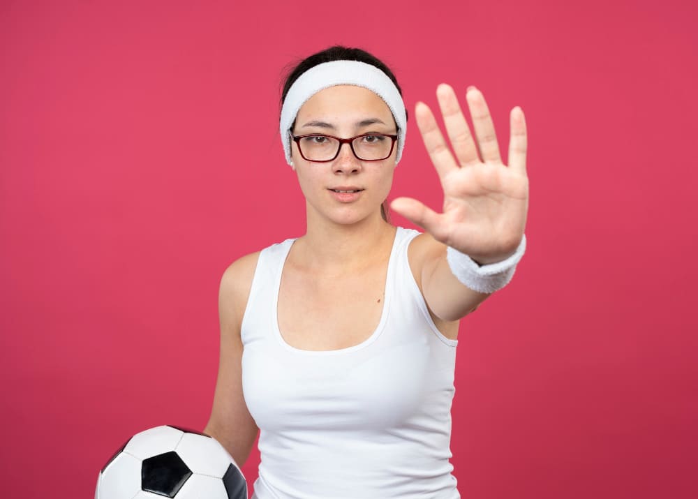شخص يرتدي نظارات طبية أثناء ممارسة الرياضة مع عدسات مقاومة للصدمات والتعرق.