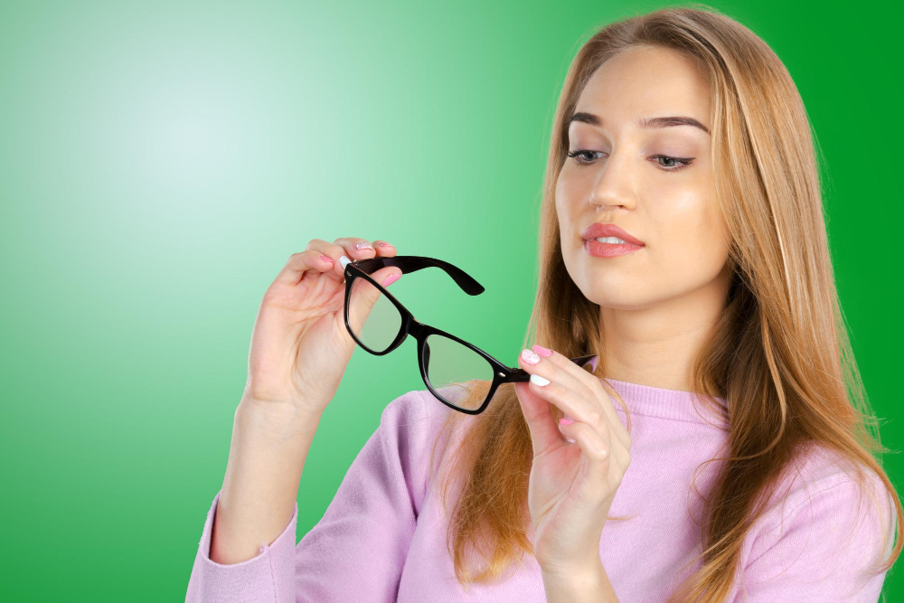 كيف تختار أفضل عدسة طبية ملونة لاحتياجاتك؟